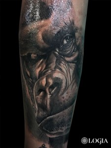 tatuaje-brazo-gorila-logia-barcelona-diego 